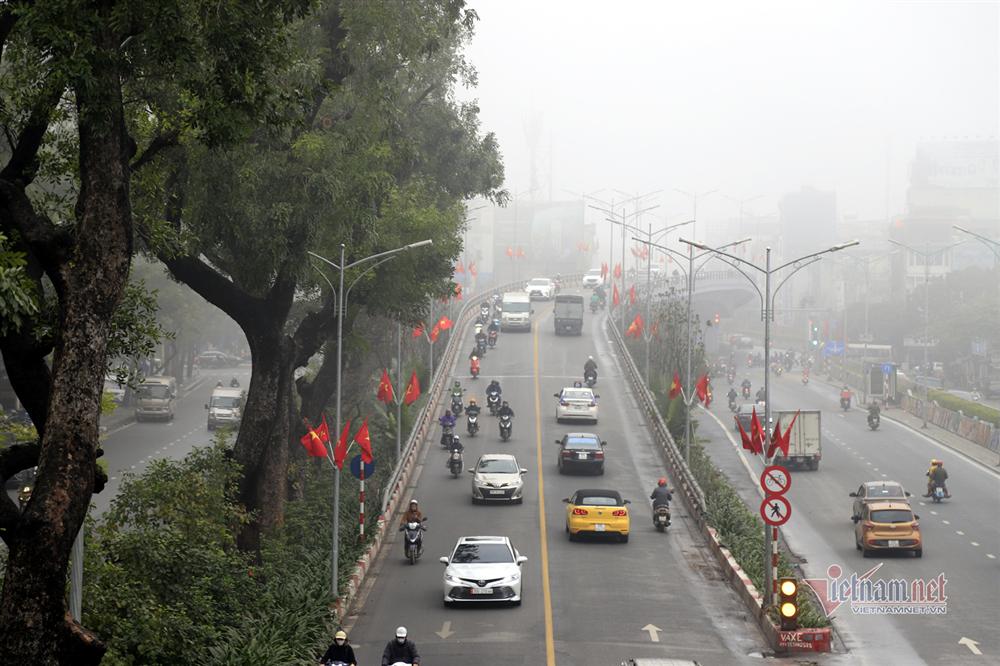 Trời Hà Nội đặc quánh sương, bật đèn pha suốt sáng mới thấy đường-8