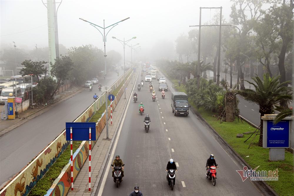 Trời Hà Nội đặc quánh sương, bật đèn pha suốt sáng mới thấy đường-9