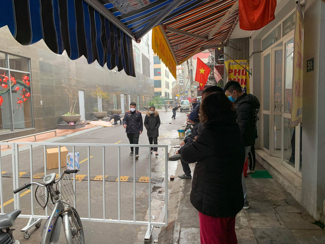 Vụ người phụ nữ nghi nhảy lầu tự tử ở chung cư Golden Palm: Nạn nhân bỏ lại áo khoác và đôi dép trước khi trèo ra cửa sổ-2