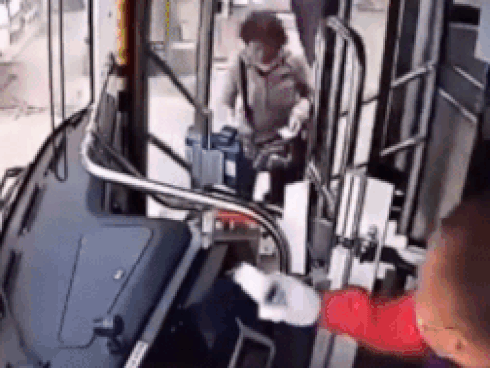 Nữ hành khách bỏ đi vì bị tài xế chĩa súng đo thân nhiệt