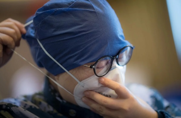 Lời chia sẻ đau lòng của nữ bác sĩ: Dùng một chiếc khẩu trang trong 7 ngày, mọi sự chú ý chỉ dồn về Vũ Hán, vậy còn nơi khác thì sao?-2