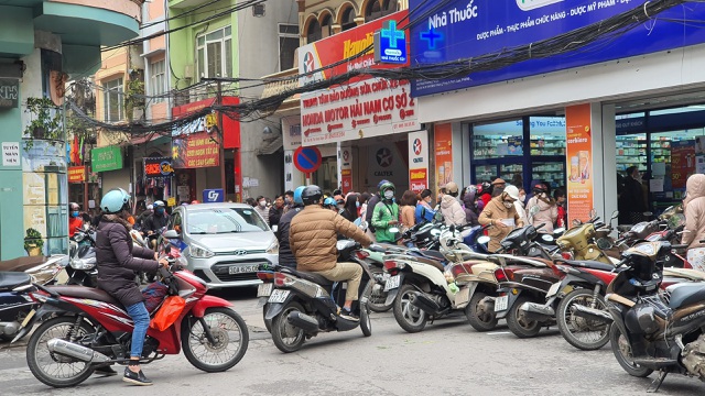 Dân Hà Nội xếp hàng cả buổi sáng chỉ để mua 1 hộp khẩu trang 35 nghìn đồng-10