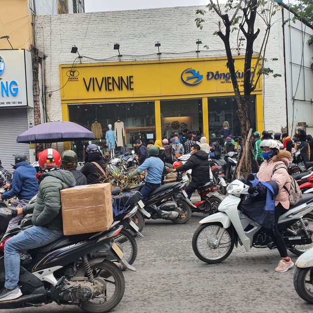 Dân Hà Nội xếp hàng cả buổi sáng chỉ để mua 1 hộp khẩu trang 35 nghìn đồng-2