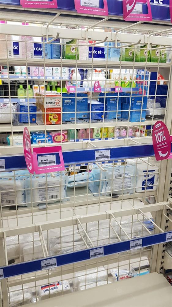 Dân Hà Nội xếp hàng cả buổi sáng chỉ để mua 1 hộp khẩu trang 35 nghìn đồng-4