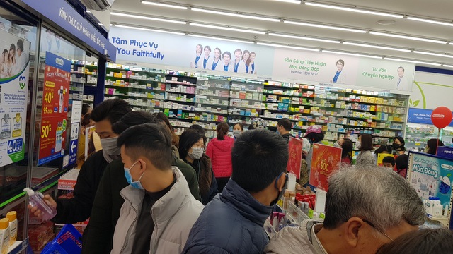 Dân Hà Nội xếp hàng cả buổi sáng chỉ để mua 1 hộp khẩu trang 35 nghìn đồng-7