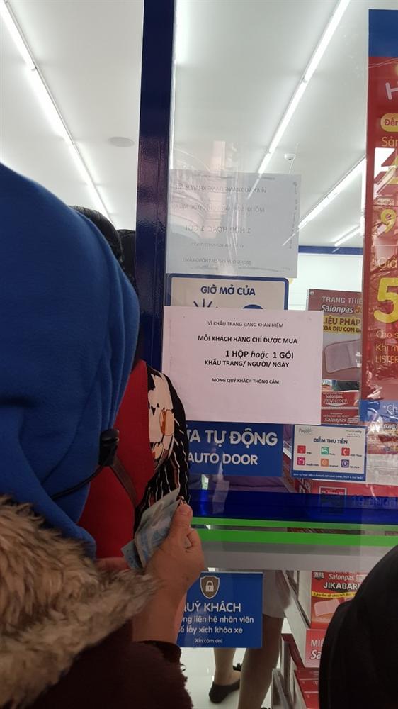 Dân Hà Nội xếp hàng cả buổi sáng chỉ để mua 1 hộp khẩu trang 35 nghìn đồng-9