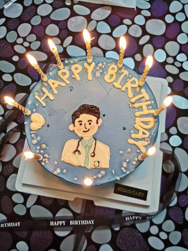 Nhận được bánh sinh nhật chồng gửi, nữ bác sĩ suy sụp trước dòng tin nhắn báo bạn đời cũng là bác sĩ bị nhiễm virus corona-2