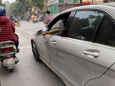 Hạ kính xe, rít thuốc lào - nam tài xế khiến cả con phố phải ngoái lại nhìn