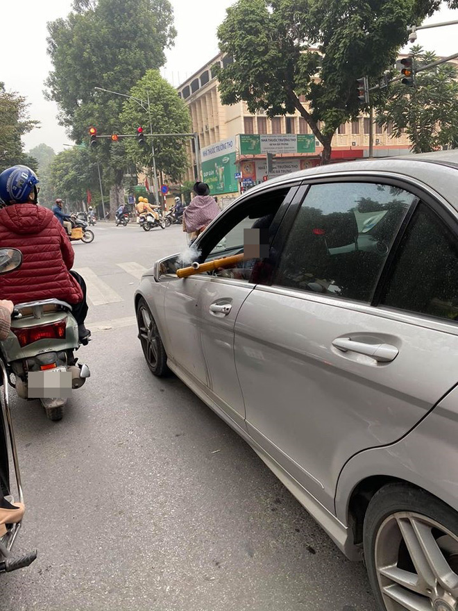 Hạ kính xe, rít thuốc lào - nam tài xế khiến cả con phố phải ngoái lại nhìn-1