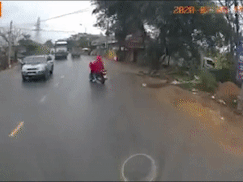 Nữ tài xế xe máy sang đường ẩu suýt bị ôtô đâm trúng