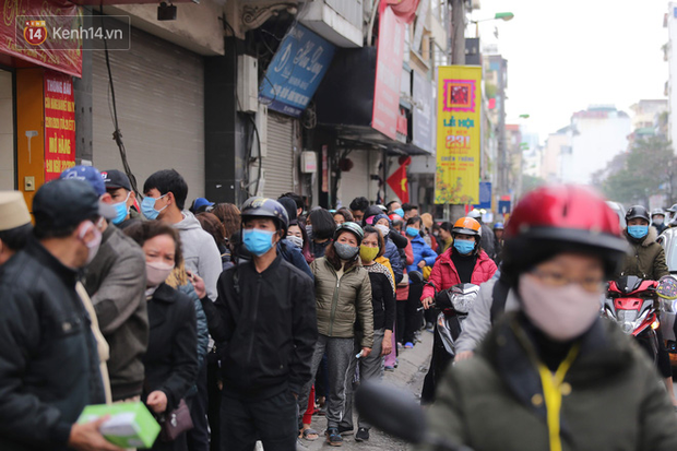 Ảnh: Hàng trăm người dân Hà Nội xếp hàng mua khẩu trang bán đúng giá-2