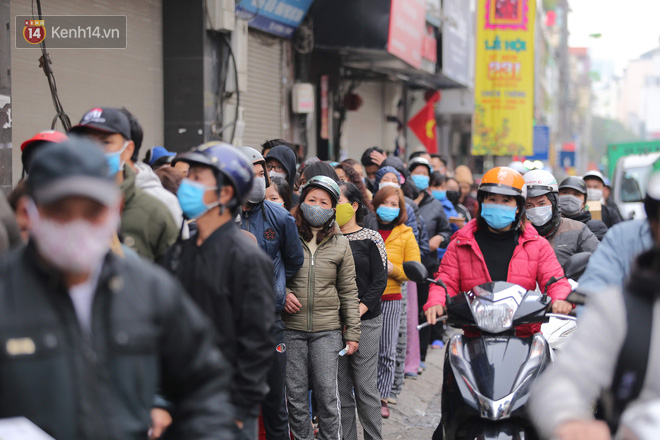 Ảnh: Hàng trăm người dân Hà Nội xếp hàng mua khẩu trang bán đúng giá-3
