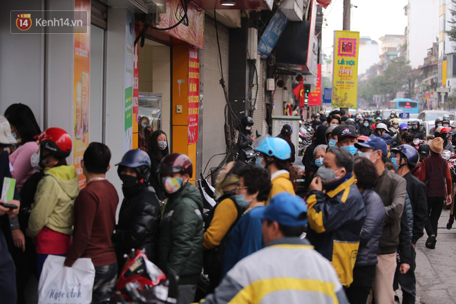 Ảnh: Hàng trăm người dân Hà Nội xếp hàng mua khẩu trang bán đúng giá-4