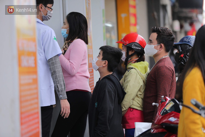 Ảnh: Hàng trăm người dân Hà Nội xếp hàng mua khẩu trang bán đúng giá-14