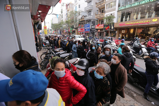Ảnh: Hàng trăm người dân Hà Nội xếp hàng mua khẩu trang bán đúng giá-6