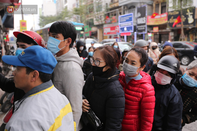 Ảnh: Hàng trăm người dân Hà Nội xếp hàng mua khẩu trang bán đúng giá-7