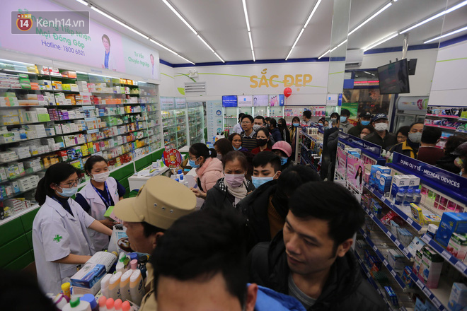 Ảnh: Hàng trăm người dân Hà Nội xếp hàng mua khẩu trang bán đúng giá-9