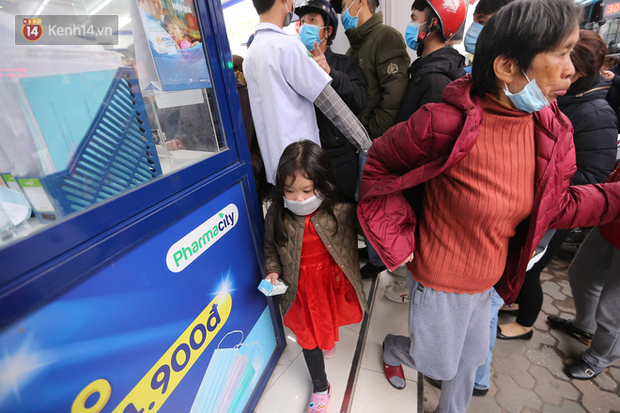 Ảnh: Hàng trăm người dân Hà Nội xếp hàng mua khẩu trang bán đúng giá-11