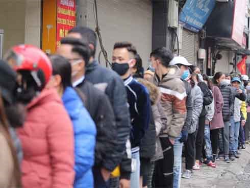 Ảnh: Hàng trăm người dân Hà Nội xếp hàng mua khẩu trang bán đúng giá