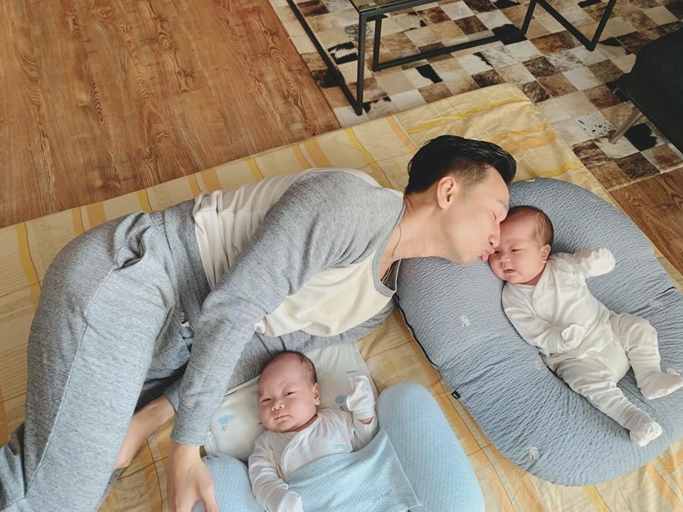 Hai bé trai song sinh đáng yêu nhà MC Thành Trung-2