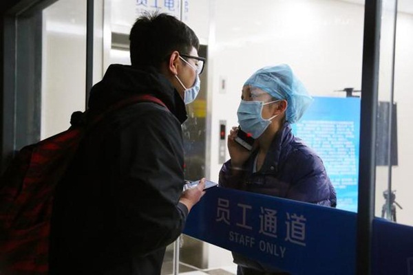 Nữ y tá chống dịch corona hôn bạn trai qua tấm kính cách ly sau 11 ngày xa cách cùng lời nói khiến ai cũng rơi lệ-2