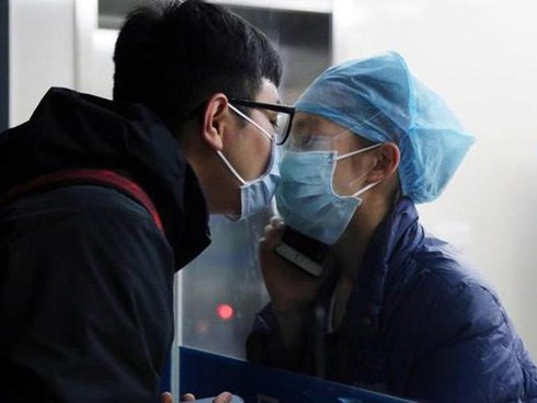 Nữ y tá chống dịch corona hôn bạn trai qua tấm kính cách ly sau 11 ngày xa cách cùng lời nói khiến ai cũng rơi lệ