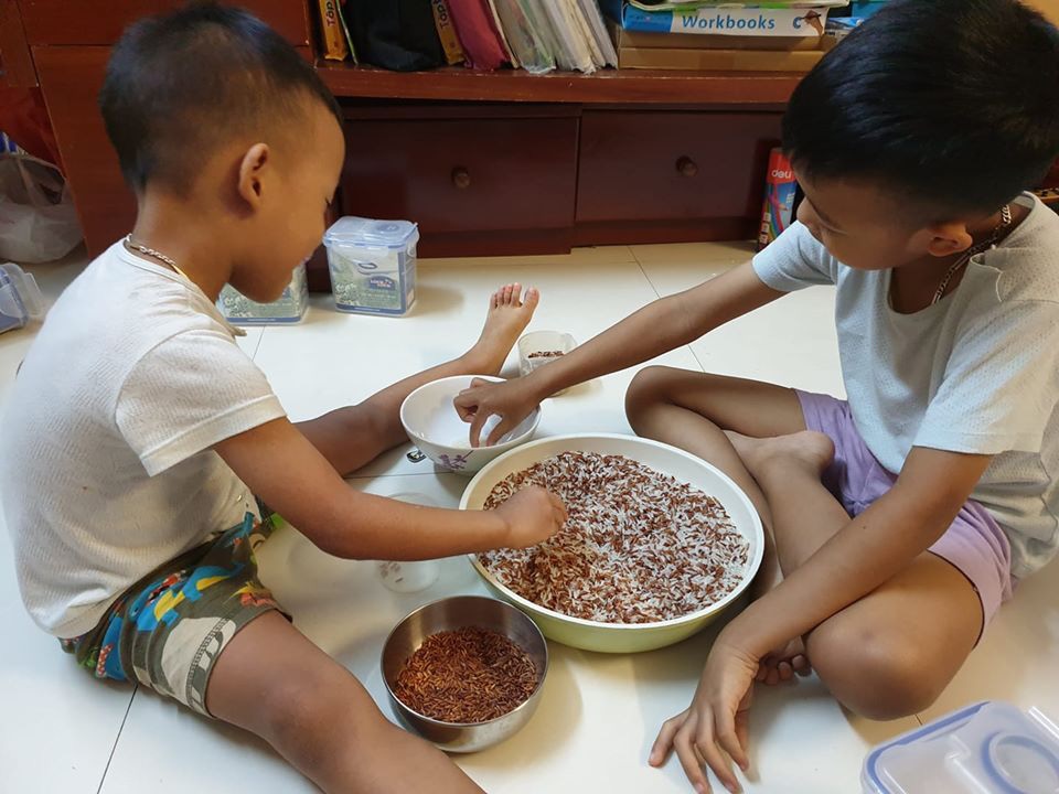 Con nghỉ học để tránh dịch corona, mẹ trẻ ở Hà Nội áp dụng cách giết thời gian cho con cực hay được mọi người hưởng ứng rần rần-5