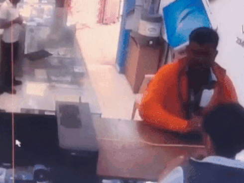 Pin sạc xe máy điện phát nổ trong phòng khách-1