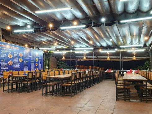 Sau chỉ đạo tạm đóng cửa dịch vụ kinh doanh không cần thiết để chống dịch COVID-19, các quán nhậu, cafe ở Hà Nội vẫn đông người tụ tập-12