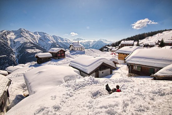 Choáng ngợp trước vẻ đẹp siêu thực của ngôi làng không xe hơi được mệnh danh là thiên đường mùa đông ở Thụy Sĩ-7