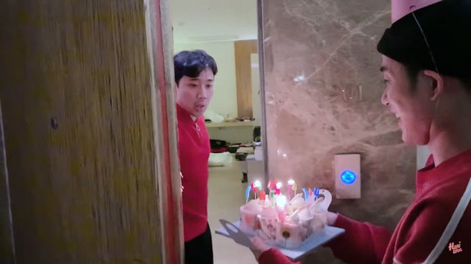 Trấn Thành bật khóc, hôn say đắm Hari Won khi được tổ chức sinh nhật tại Hàn Quốc-2