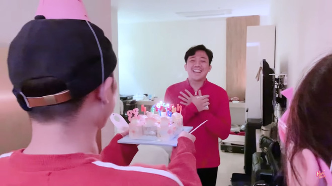 Trấn Thành bí mật chuẩn bị căn phòng ngập hoa hồng mừng sinh nhật Hari Won