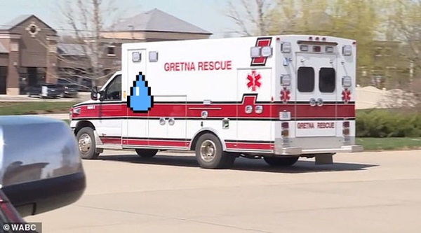 Bệnh nhân đau tim đang hấp hối bỗng được cứu sống vì xe cứu thương tông phải... ổ gà-1