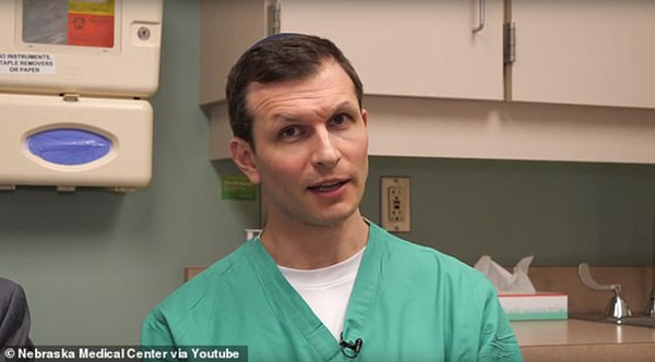 Bệnh nhân đau tim đang hấp hối bỗng được cứu sống vì xe cứu thương tông phải... ổ gà-2