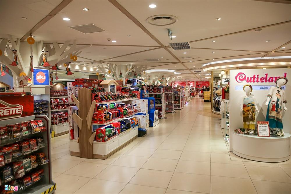 Cảnh vắng lặng khác lạ ở các trung tâm thương mại TP.HCM-7