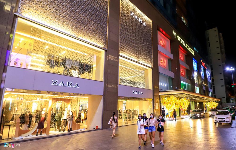 Cảnh vắng lặng khác lạ ở các trung tâm thương mại TP.HCM-8