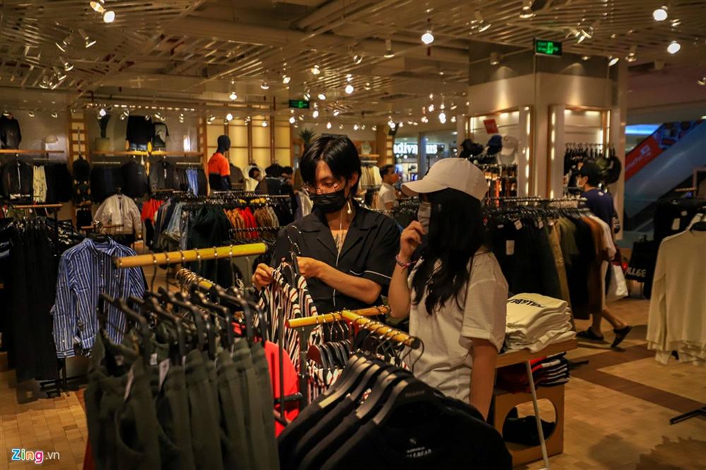 Cảnh vắng lặng khác lạ ở các trung tâm thương mại TP.HCM-13