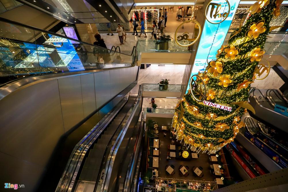 Cảnh vắng lặng khác lạ ở các trung tâm thương mại TP.HCM-9
