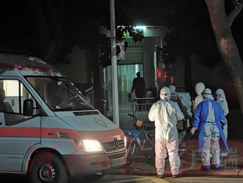 Nghe thấy âm thanh kỳ lạ giữa hai bức tường, người dân lập tức cầu cứu cảnh sát và hoảng hốt khi chứng kiến sự thật trước mắt-7