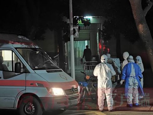 5 ngày sau khi chào đời, bé sơ sinh nhiễm virus corona được 3 bác sĩ đồng ý theo đến khu cách ly để chăm sóc, cảnh chia tay khiến ai nấy rưng rưng