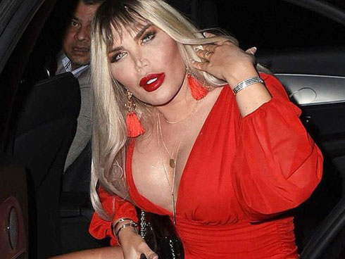 Nam vlogger nhận gạch đá vì lừa gạt, tặng rác cho phụ nữ chuyển giới-3