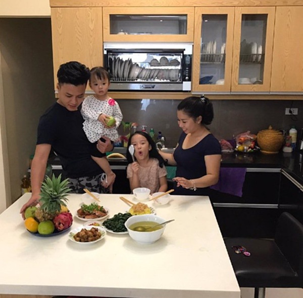 Thời virus Corona chồng con đều ở nhà, vợ Hồng Đăng được dịp tẩm bổ hoành tráng thế này!-9