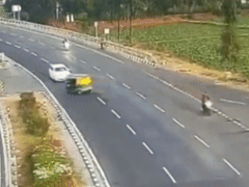 Nữ tài xế lái ôtô đâm vào dải phân cách khiến xe dựng đứng-1