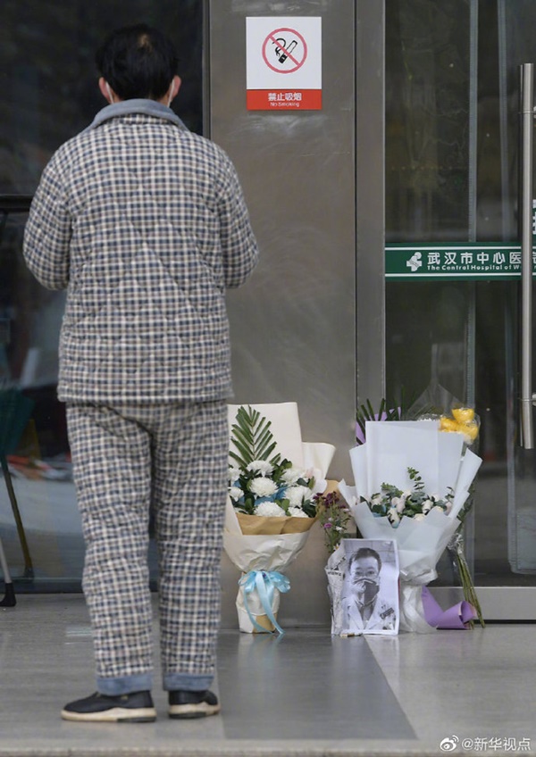 Nghẹn ngào trước di ảnh trắng đen của bác sĩ Vũ Hán từng cảnh báo về dịch viêm phổi trước cửa bệnh viện-2