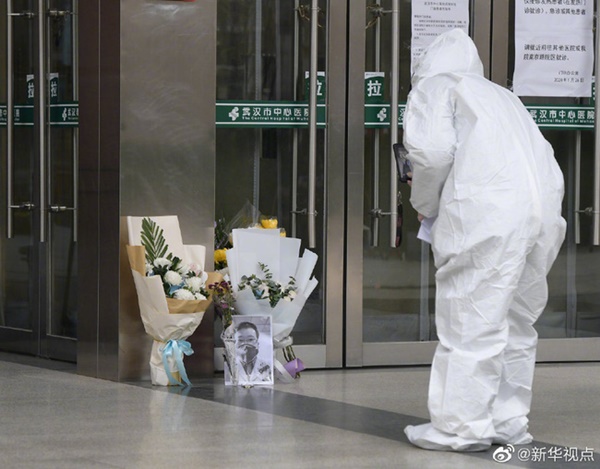 Nghẹn ngào trước di ảnh trắng đen của bác sĩ Vũ Hán từng cảnh báo về dịch viêm phổi trước cửa bệnh viện-3