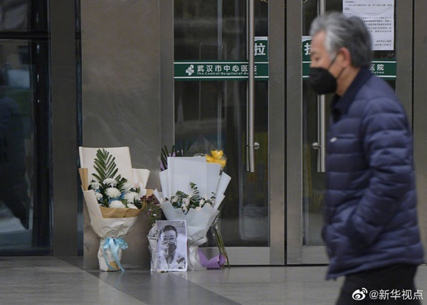 Nghẹn ngào trước di ảnh trắng đen của bác sĩ Vũ Hán từng cảnh báo về dịch viêm phổi trước cửa bệnh viện-4