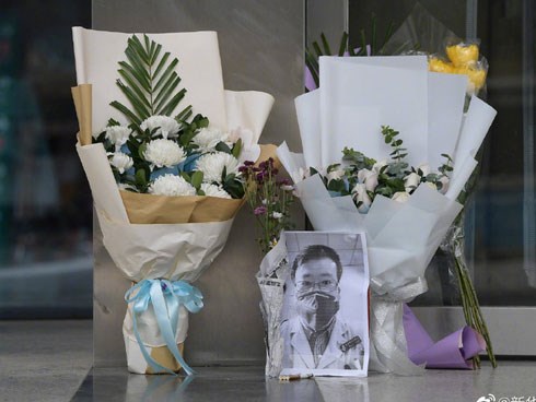 Nghẹn ngào trước di ảnh trắng đen của bác sĩ Vũ Hán từng cảnh báo về dịch viêm phổi trước cửa bệnh viện