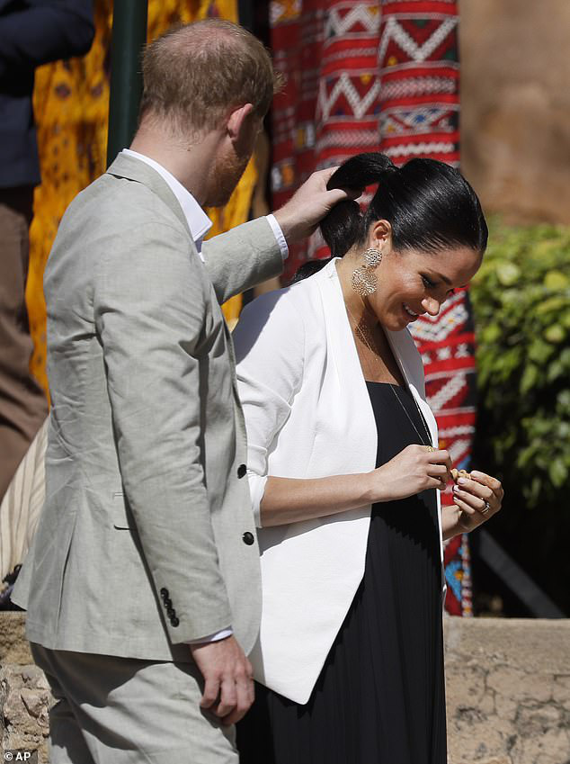 Harry bị chế giễu rời khỏi hoàng gia Anh để làm giúp việc” cho Meghan Markle với bằng chứng vô cùng hài hước-1