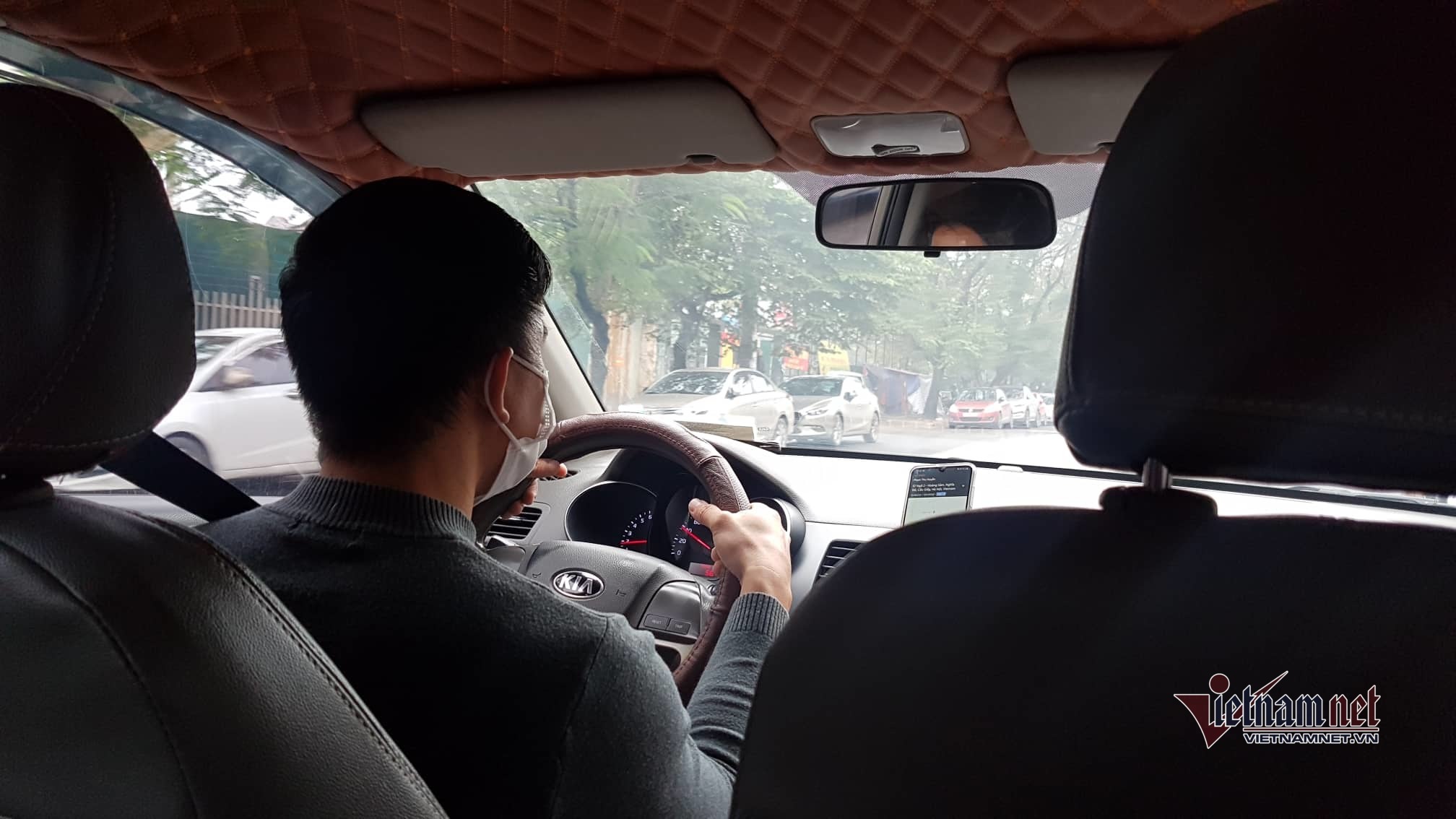 Lo ngại nhiễm virus corona, dân lái taxi chăm chỉ khử trùng xe mỗi ngày-1