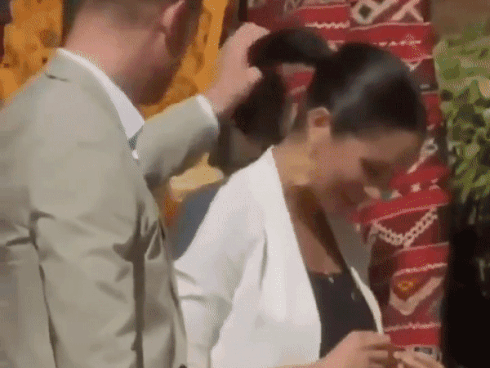 Dự sự kiện đầu tiên sau khi rời Hoàng gia Anh, vợ chồng Meghan tiết lộ chuyện thâm cung bí sử và bỏ túi ngay hàng chục tỷ đồng-5